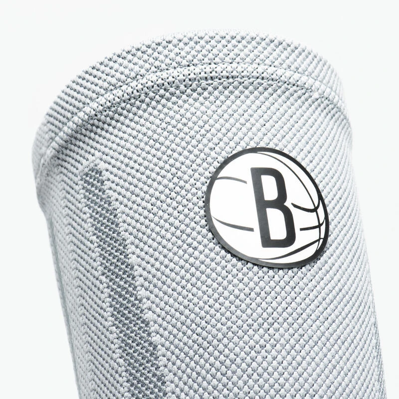 Molletière De Maintien Gauche/droite Adulte NBA Nets - Soft 300 Blanc 3 Molletière De Maintien Gauche/droite Adulte NBA Nets - Soft 300 Blanc – Image 3