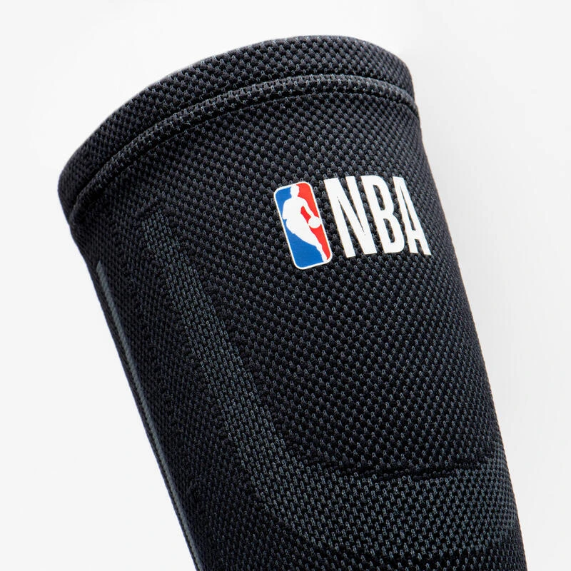 Molletière De Maintien Gauche/droite Adulte NBA - Soft 300 Noir 2 Molletière De Maintien Gauche/droite Adulte NBA - Soft 300 Noir – Image 2